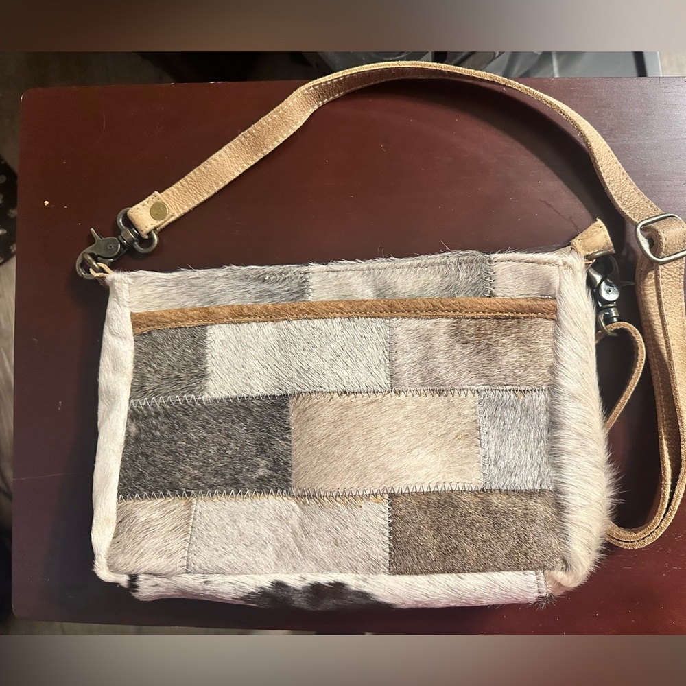 Myra cross body bag like new!